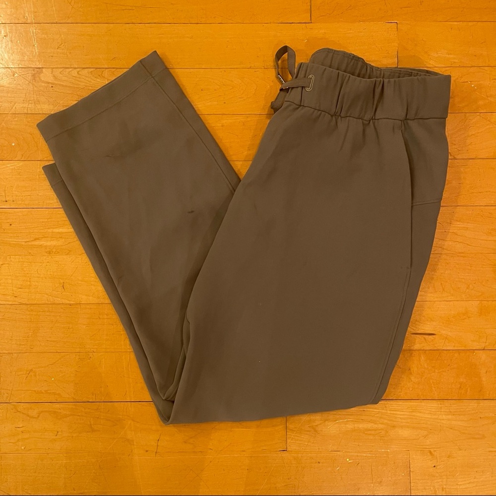 Lululemon on the fly woven pant SZ 6 olive green